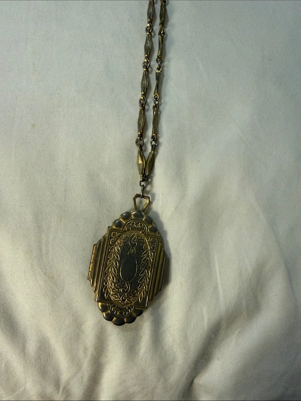 Vintage Gold-Tone Locket Necklace - Elegant Women Jewelry